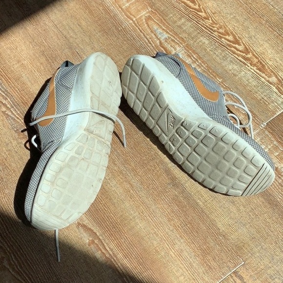 Nike Women's Roshe One Anthracite/Metallic Gold-Wolf Grey 511882-070 - Picture 6 of 6